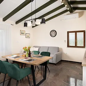 Apartment Modern Stone House With Flowers & Playground, Medulin